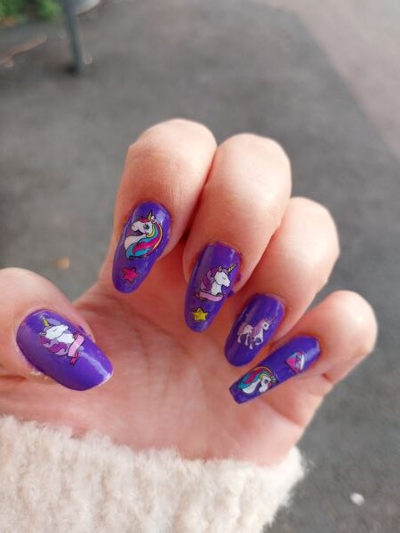 Lilat yksisarviskynnet.