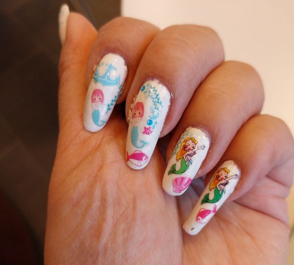 Merenneito kynsitarrat.