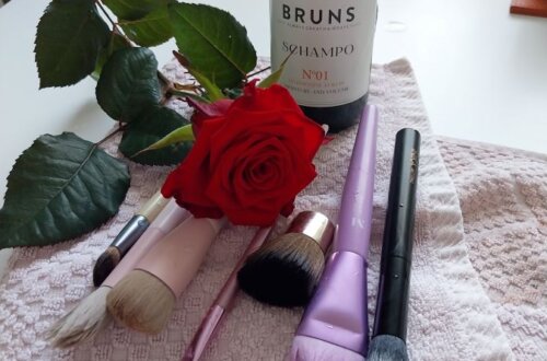 Meikkisiveltimet ja shampoo.