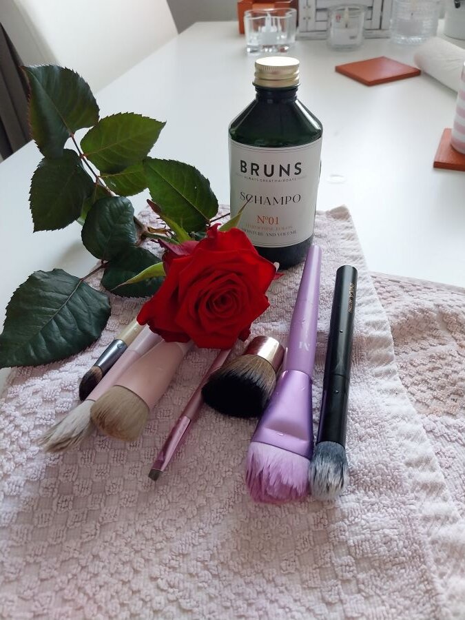 Meikkisiveltimet ja shampoo.