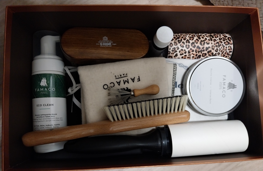 Asustehuoltolaatikko ja sisältö.