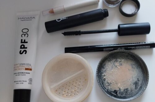 Kosmetiikkapurkkeja.