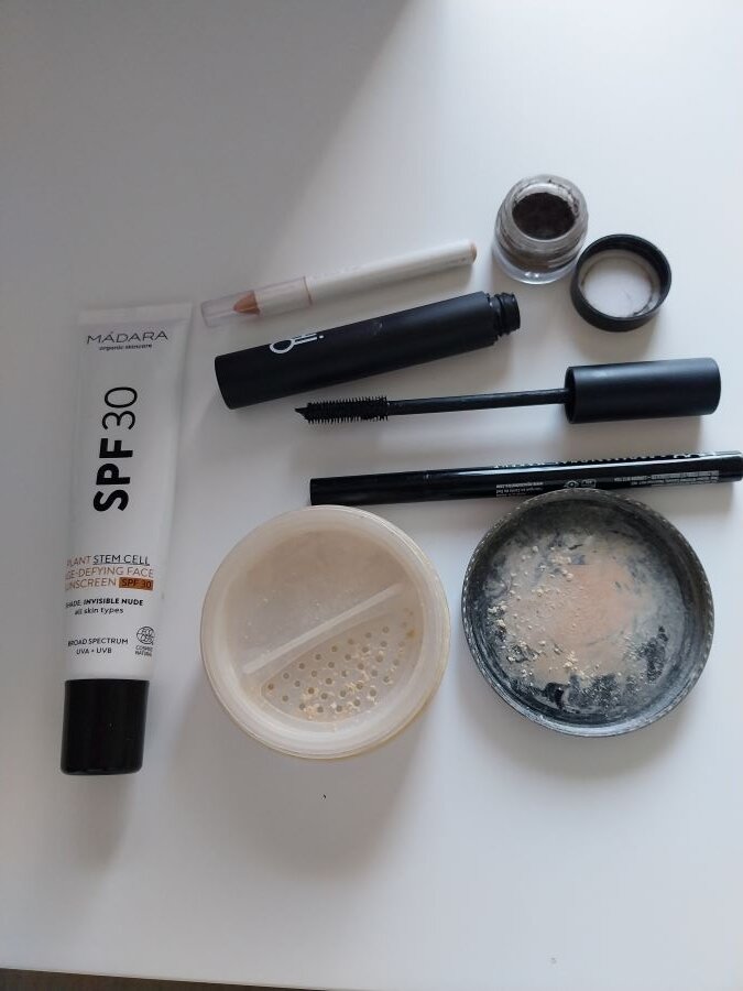 Kosmetiikkapurkkeja.