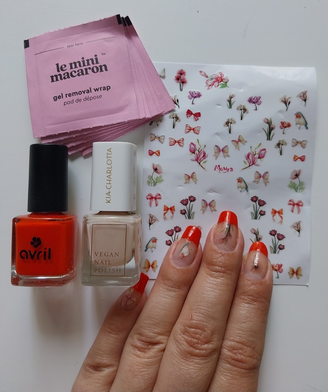 Kynsitarrat, Avril ja Kia Charlotten kynsilakat sekä Le Mini Macaron kynsilakanpoistolaput. Valmiit koristellut kynnet.