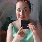 Nainen Inikan luomiväripaletin kanssa. Helppo silmämeikki.