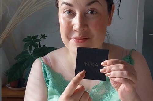 Nainen Inikan luomiväripaletin kanssa. Helppo silmämeikki.