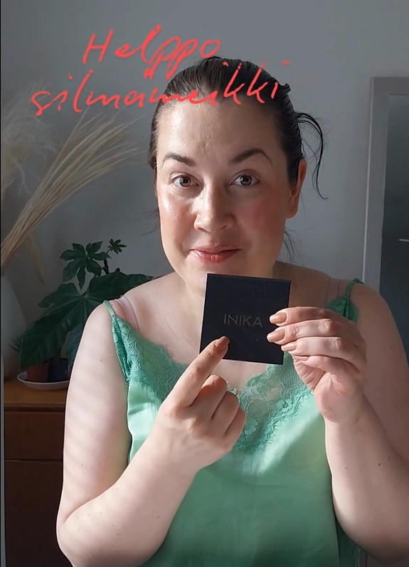 Nainen Inikan luomiväripaletin kanssa. Helppo silmämeikki.